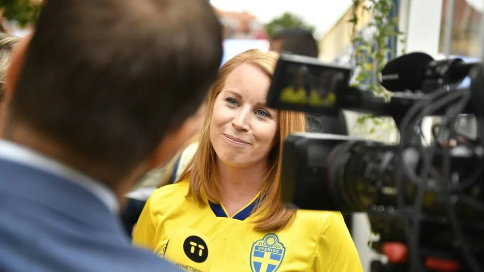 Annie Lööf i matchtröja.