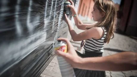 Konstnär. Laura Markkula, 9 år från Visby, säger att hon tycker att det är jättekul att måla med sprayburk.