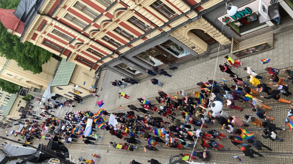 Lördagens stora pridetåg fick till slut tuffa fram längs Drottninggatan. 