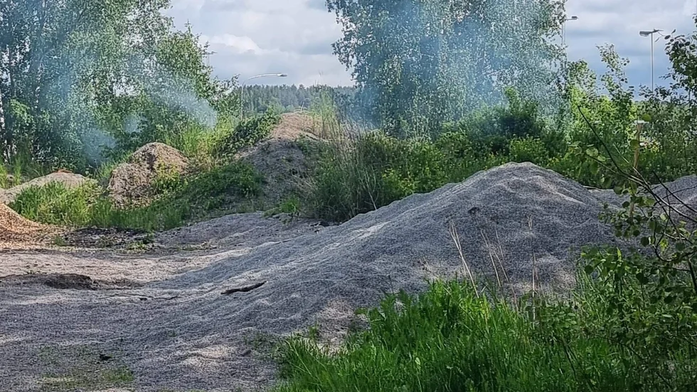 Det började brinna i terrängen i Oxelbergen på måndagseftermiddagen.