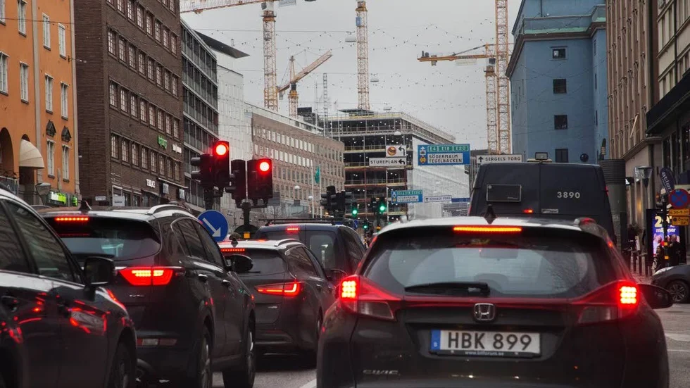 Höjda trängselavgifter och sänkt skatt på fordonsbränsle kan ge bra verkan och en bättre fördelning av personbilarnas kostnader för samhället.