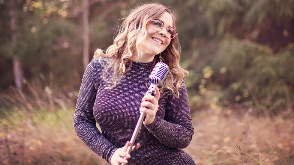 Ida Maipambe gav nyligen ut sitt debutalbum "Give me just a minute" under artistnamnet Ellah Grace.