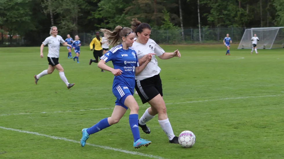 Alva Laurell i DFK:s A-lag ska spela i division 3. Nu är det också klart att klubben anmält ytterligare ett seniorlag för division 4-spel.