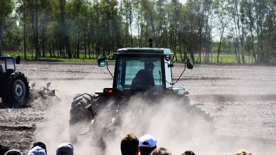 Rickard Nilsson från Burs i en grön John Deere traktor. Foto: Emma Norrby.