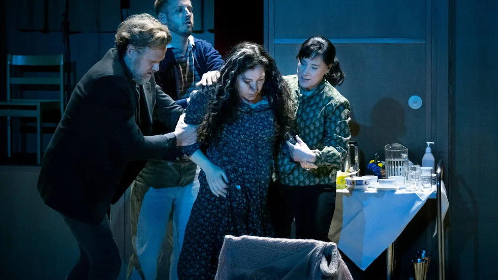 Jakob Fahlstedt, Lucas Krüger, Gloria Tapia och Åsa Forsblad Morisse i en av många intensiva scener i"Älskad, saknad" på Uppsala stadsteater. 