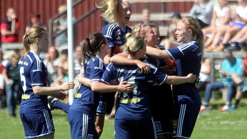 Idrottsförening. Under hot från två håll.