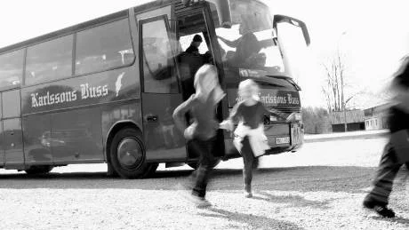 Billigare skolskjuts och färre skolor. Så måste skolan spara efter skattesänkarpolitiken.