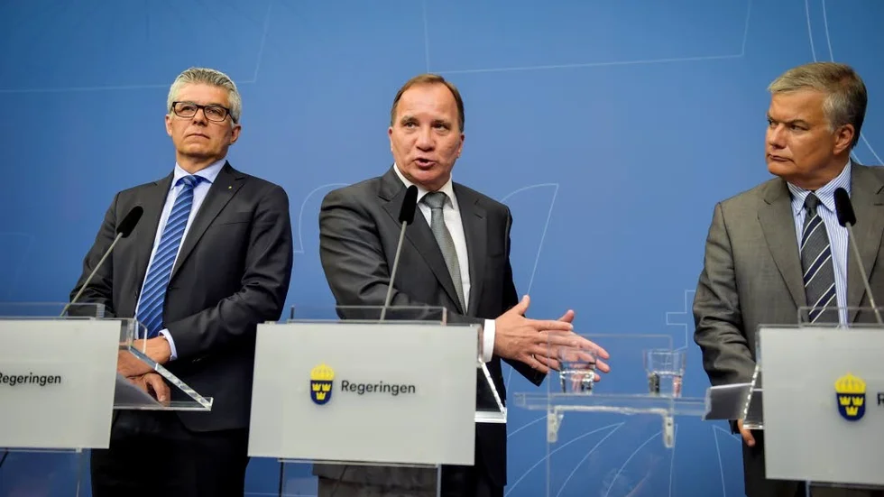 Informerar. Anders Thornberg, Säpo, och Jonas Bjelfvenstam, Transportstyrelsen, lyssnar till statsminister Löfven under måndagens pressträff.