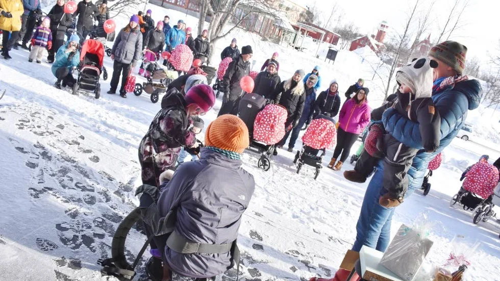 Presenter. Företag i Kiruna skänkte prylar som lottades ut till marschdeltagarna.