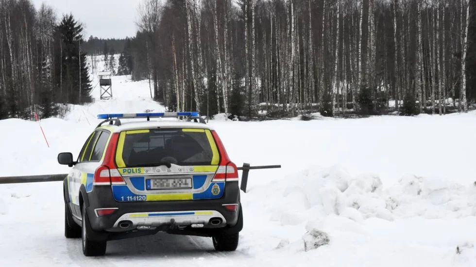 Säkrar spår. Polisen kom till platsen på tisdagseftermiddagen. Trots att det snöat fanns tydliga spår av skotrarna.