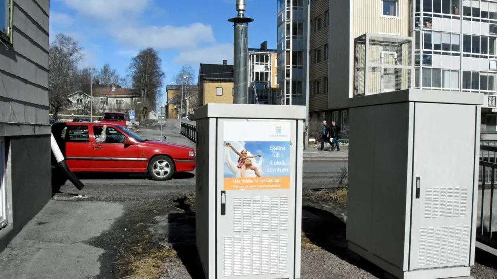 Kontroll. Mätstationen är placerad cirka tre meter från trottoaren på Sandviksgatan i Luleå. Kommunens trafikmätningar visar att det handlar om den mest trafikerade gatan i Luleå centrum.