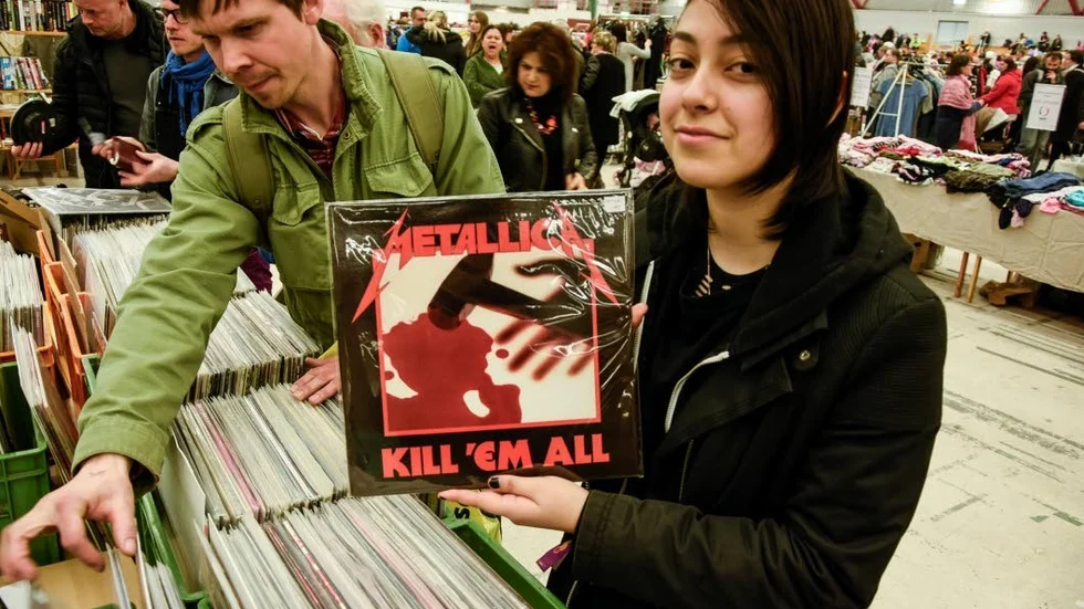 METALKLASSIKER. 16-åriga Cecilia Silva, Västerås, letade främst skivor med av Metallica. "Jag ska se dem i sommar", sa hon.