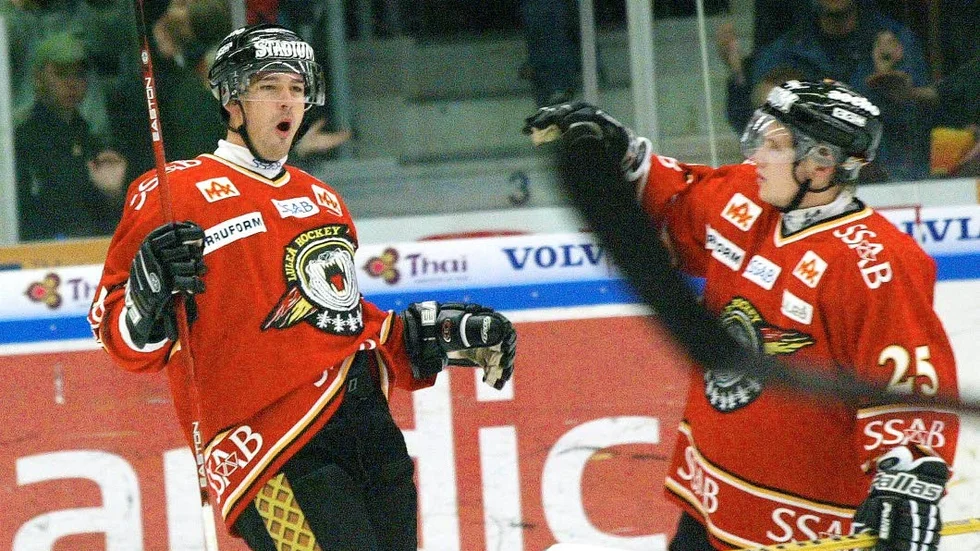 Duo. Justin Williams och Tuukka Mäntylä firar ett mål under lock out-säsongen 2004/2005.