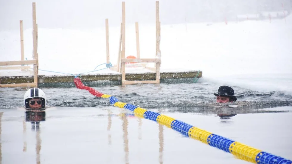 KÄMPA. Starten har gått och deltagarna har 25 meter iskall simning framför sig.