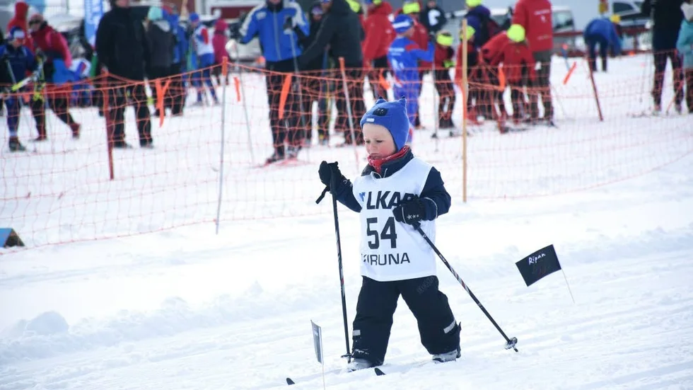MÅLGÅNG. Birch Olai Eriksen, Manndalen UIL, är snart i mål efter ha åkt 800 meter tillsammans med andra barn i åldern 0-8 år.