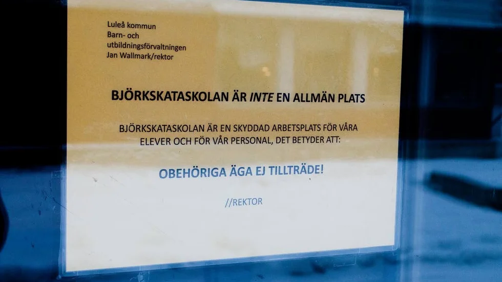 Stopp. Den här skylten sattes upp efter oroligheter på Björkskataskolan.