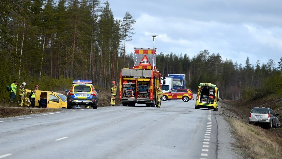 Räddningspådrag. E10 var avspärrad i uppemot två timmar medan räddningspådraget pågick.