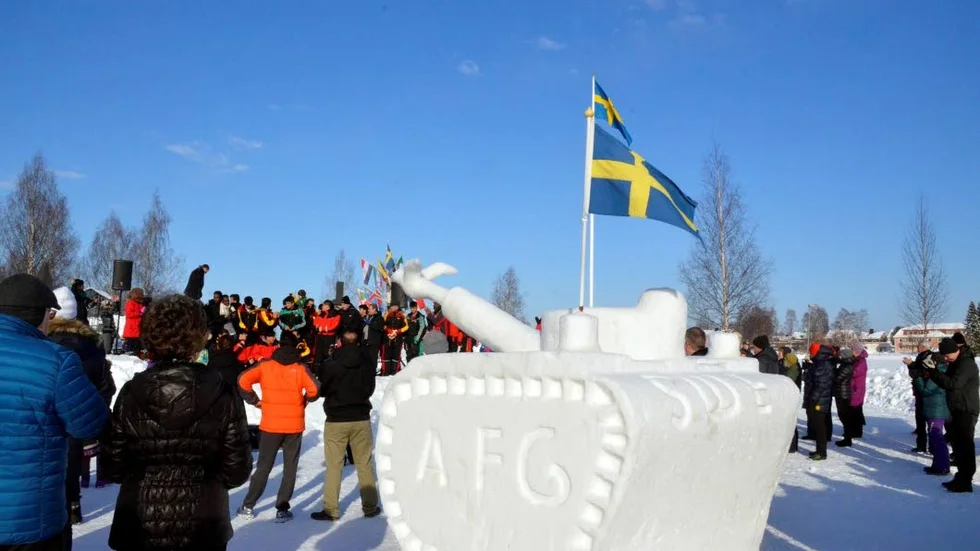 Fredligt. En stridsvagn utan kulor. Istället kommer det ut en fågel.