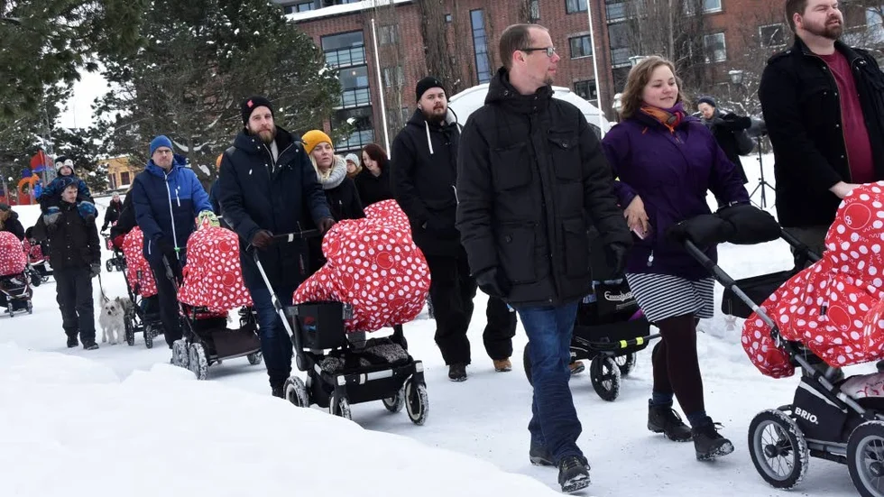 Marscherar. Barnvargnsmarschen genomförs på flera platser i länet.