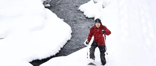 På tur med snöskor i nyfallen pudersnö