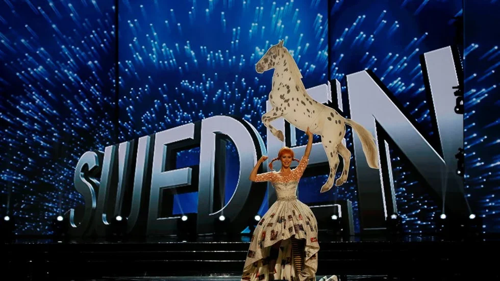 Starkast. Varje deltagare i Miss Universum får uppträda i valfri aftonklänning. Ida Ovmar frånb Luleå intog scenen som världens starkaste tjej, Pippi Långstrump.