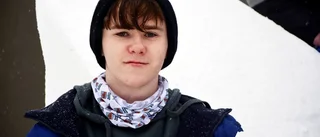 De bygger vänskap och skulpturer av snö