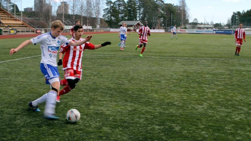 IFK LULEÅ STORMAR FRAM i fyran. Här är det  Samuel Landström-Juuso som utmanar Wal Der Htoo.