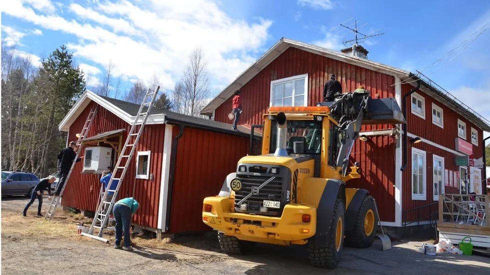 Under lördagen deltog ett tjugotal i en städ- och fixardag i Gunnarsbyn.  Det fanns en del som behöver förbättras på byns affärshus.