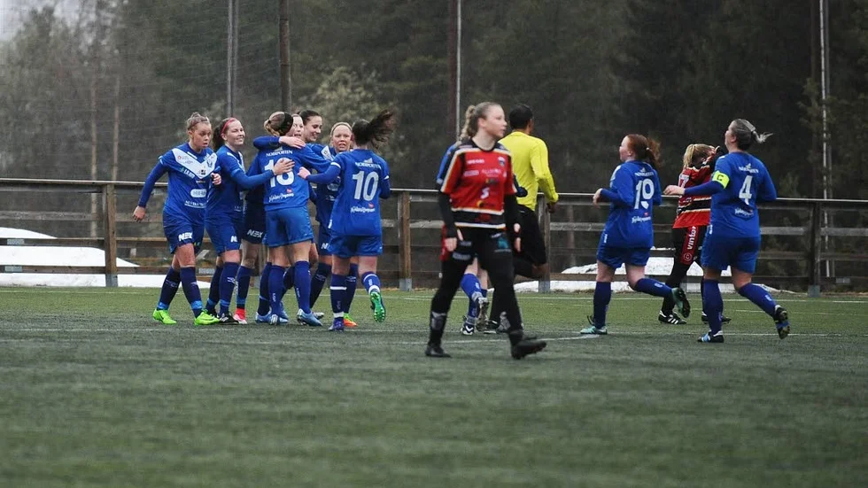 Segerjubel. Här kramas Forsberg om av sina lagkamrater efter sitt 2–1-mål.