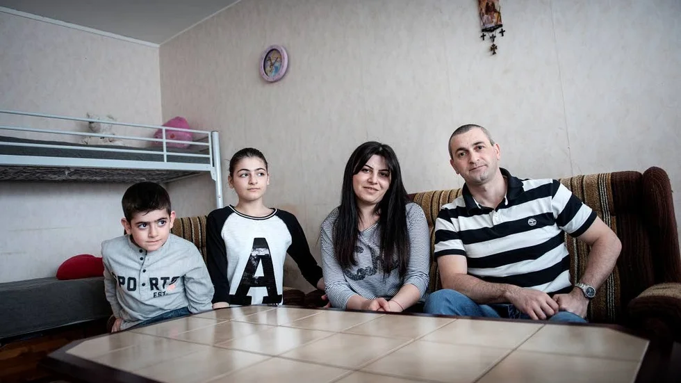 Sahakyans. Sargis, Liana, Gayane och Mher i sitt vardagsrum i Råneå.