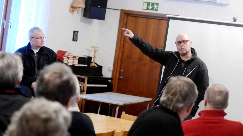 HOPP. Ny, luftburen bredbandsteknik kan bli räddningen när det gamla telekopparnätet släcks ned i länet till våren. Det sa Överkalix kommuns IT-ansvariga Göran Larsson på ett möte i Rödupp igår.