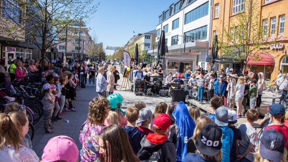 Storpublik. Massvis av människor var i omlopp på Storgatan under den soliga torsdagen. Många tog sig tiden och stannade för karnevalkonserten.
