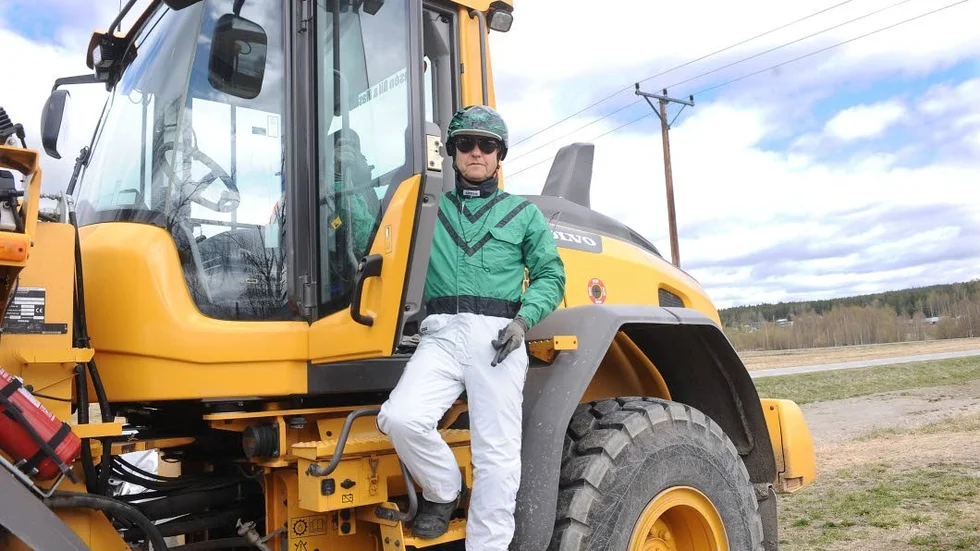 Dubbelarbetande. Per-Gunnar Johansson kör traktor när han inte kör häst.