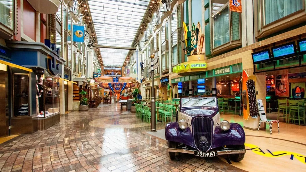 Shoppinggatan. Längs kryssningsfartygets huvudgata ligger ett flertal restauranger, butiker och kaféer.