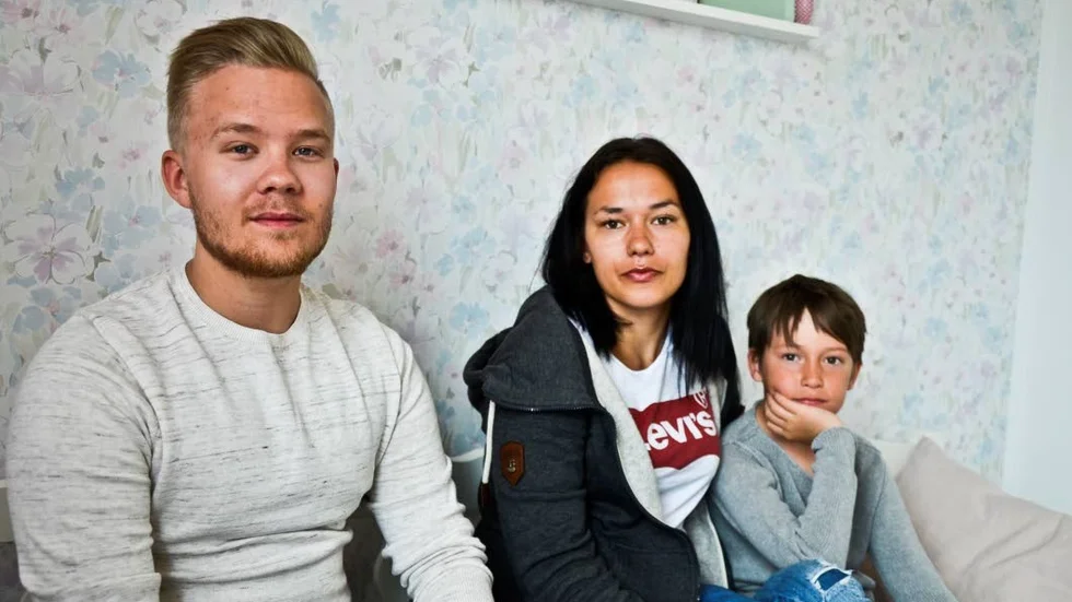 KRITISKA. Christoffer Beckéus, Mia Lindmark ifrågasätter handlingskraften hos Kirunas politiker. Med på bilden är åttaårige sonen Alvin.