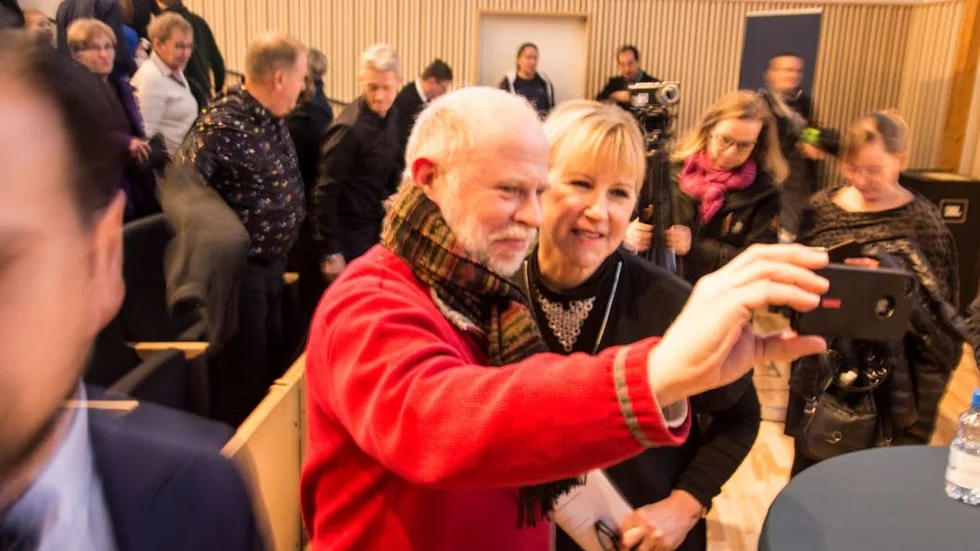 Populär. Många passade också på att ta en selfie med utrikesminister Margot Wallström efter föreläsningen.