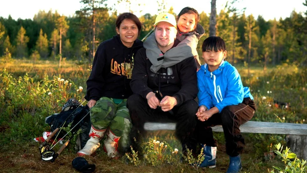 GEMENSKAP. När fisket är som bäst. Henrik "Henka" Eliasson med familj njuter Tornedalens skönaste stunder.
