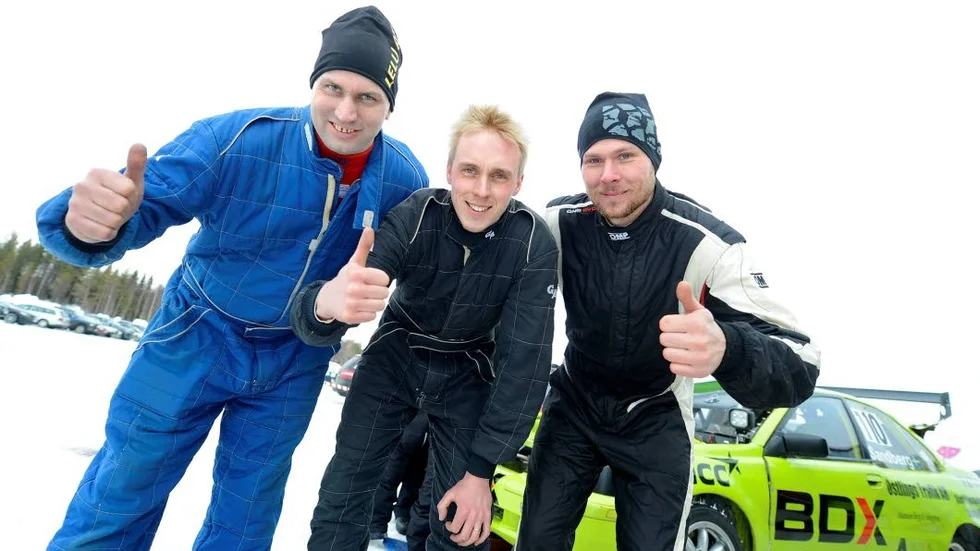 GLADA MINER. Niklas Mörtsell (t.v) övertog ledningen i långnabbsklassen under helgen. Segrade fyrfaldigt gjorde Andreas Sandberg från Kalix. Tommy Carlström, NMS Boden, gladdes åt dubbla segrar tills det blev motorhaveri.