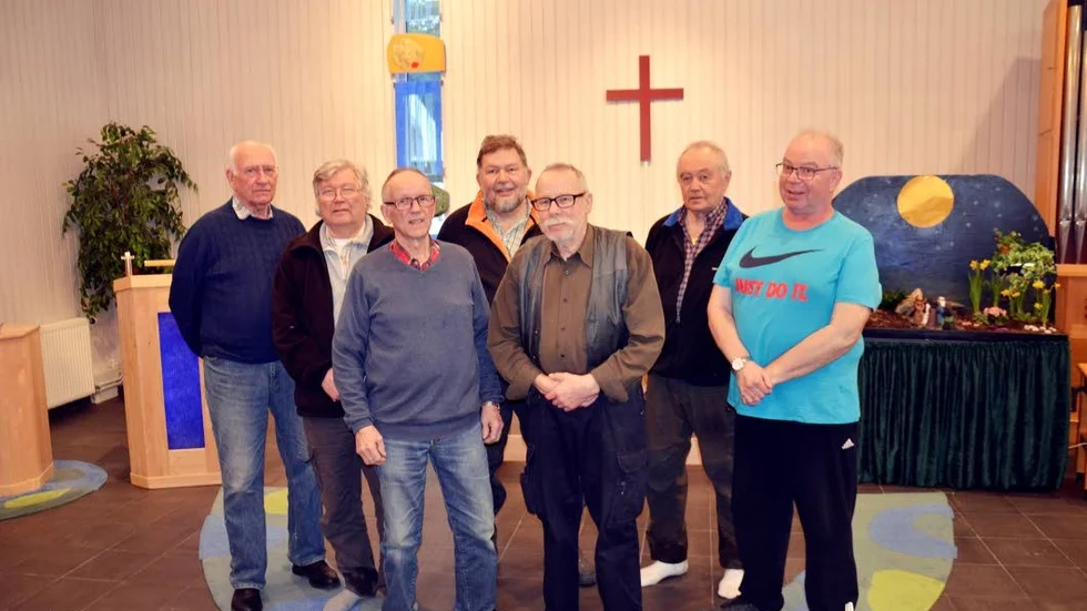 Grabbhörnan. På tisdagens arbetspass Bengt Norberg, Ragnar Nyström, Kjell Larsson, Bengt Sveder, Lars Holmberg, Karl-Erik Dahlin och Lennart Walkeby. " Det är trevligt att umgås och göra något praktiskt tillsammans som gör nytta för kyrkan", tycker gruppen.