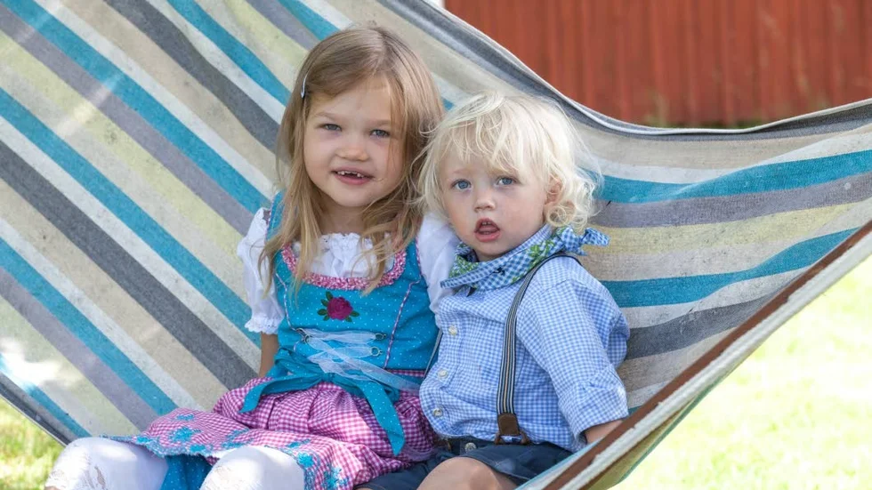 Barnstjärnor. Astrid och Adrian är kända från barnprobrammet "Astrid och Adrian flyttar". Och flytten gick till Svartlå.