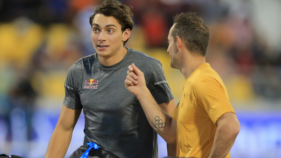 Armand Duplantis och Renaud Lavillenie hann komma in på planen innan tävlingen skjöts upp.