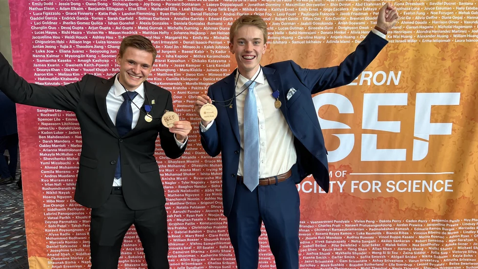 Så här glada var Moltas Lindell och Andreas Törnkvist efter prisutdelningen i USA.