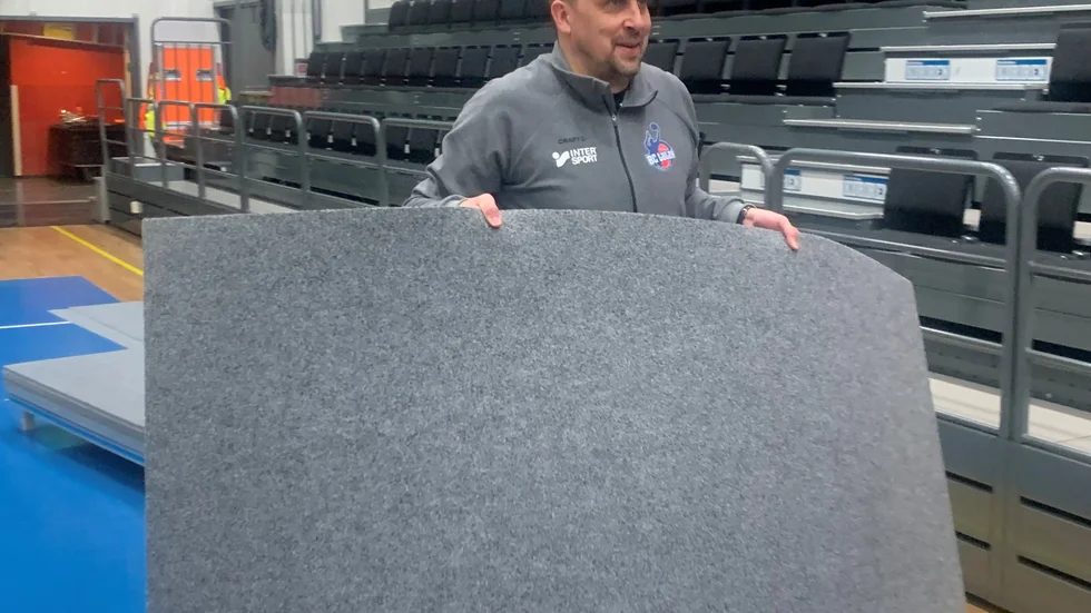 Håkan Larsson, tränare i BC Luleå, var tillsammans med övriga spelare och ledare på plats för att ställa i ordning för hockeyfesten i baskettemplet där finalen kommer visas på storbildsskärm. Dörrarna öppnas 18.00 och totalt har föreningen tillstånd att ta in 2000 personer i arenan.