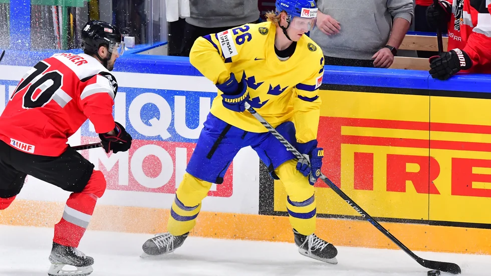 Rasmus Dahlin utmanar Österrikes Benjamin Nissner i 3–1-segern.