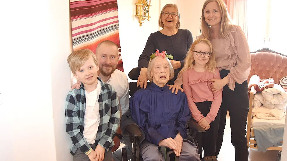 Fyra generationer. Esther Jörgensen firade 100-årsdagen tillsammans med sin familj. Bakom henne står hennes dotter, Eva Pihl. Till höger om Eva står i sin tur hennes dotter Petra Pihl med sin dotter Lisa Pihl och till vänster om Eva sitter hennes son Dennis Pihl med sin son Noah Pihl Holmqvist.