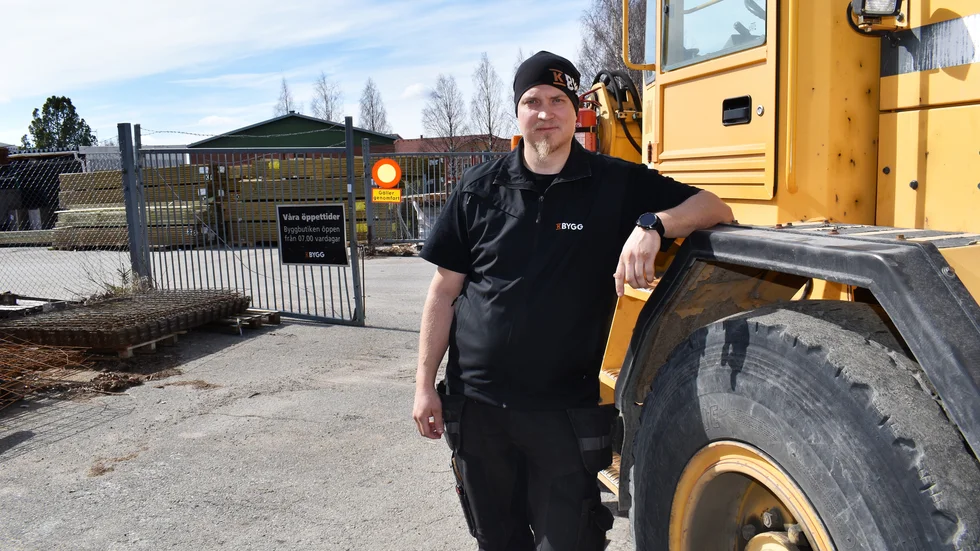 Jimmy Lidén jobbar sedan ett år tillbaka med byggvaror på K-Bygg Fresks i Norsjö. Han hoppas att byggboomen håller i sig och att det löser sig med materialet.