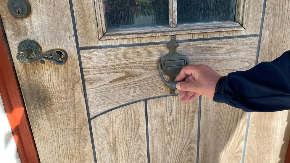 Många partier är nu ute och knackar dörr. Socialdemokraterna på Gotland möts av glädje enligt krönikören.