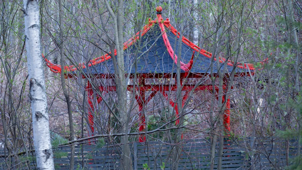 Den japanska paviljongen kan få stå kvar hos Ulrika Bohman, men kommunens förtroende för parkchefen är förbrukat. Ärendet lämnas nu över till polis och åklagare. (Arkivbild)