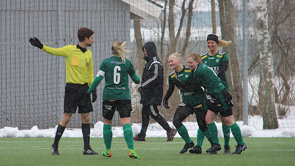 Olivia Lennvall Suomela kramas om efter att ha vräkt sig fram och fått bollen över mållinjen. Efter kvitteringen spelade hon fram Molly Eriksson, till höger, till 2-1-målet.