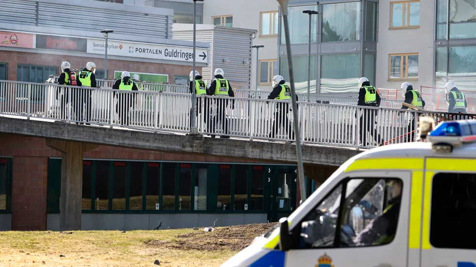 Kan någon vettig människa förklara för mig varför en ledare för ett danskt högerextremistiskt parti kan få demonstrationstillstånd i Sverige? skriver signaturen "En som bara undrar".
Bilden: Kravallutrustad polis tar sig förbi en barikad vid Ringdansen centrum under upploppen i Navestad i Norrköping på påskdagen.